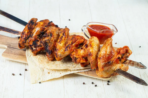 Barbekü soslu ızgara tavuk kanatları