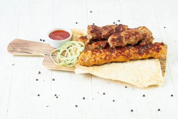 Şiş kebeb mix tabak sos ve soğan ile