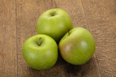 Olgun elma yeşil