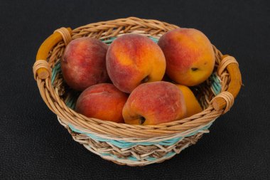 Ahşap sepette şeftali yığını