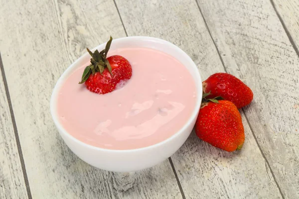 Yogurt con fragola nella ciotola — Foto Stock