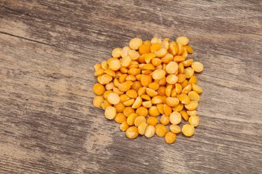 Yemek pişirmek için çiğ kuru bezelye