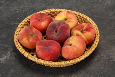 Tatlı olgun lezzetli düz şeftali