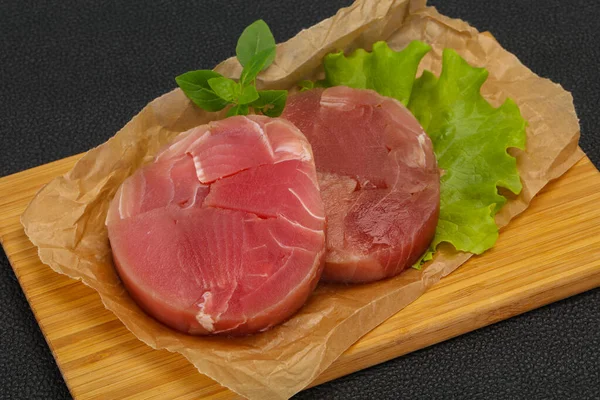 Rauwe tonijn ronde steak voor Grill — Stockfoto