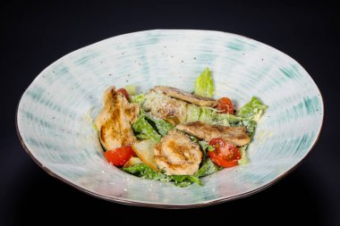 Kızarmış tavuklu Sezar salatası.