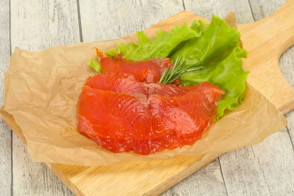 Filé de salmão fatiado servido alecrim — Fotografia de Stock