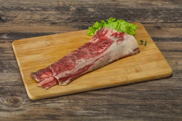 生牛肉熏肉在木板上 — 图库照片