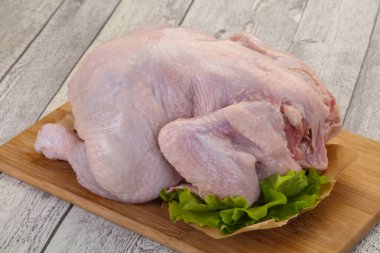 çiğ tavuk yemek için hazır