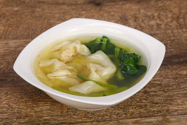 Asiatische traditionelle Wonton-Suppe mit Kräutern — Stockfoto