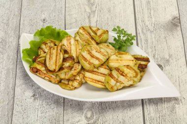 Izgara patlıcan dilimleri fesleğen servis