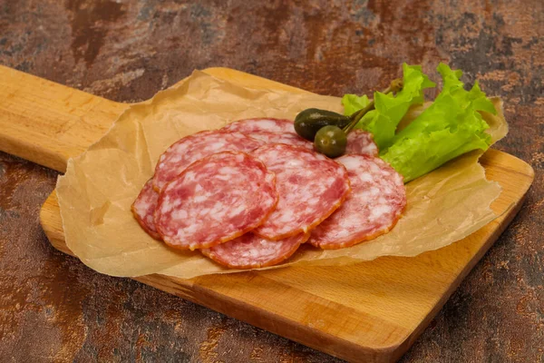 Salsicha de Salchichon espanhola com salada — Fotografia de Stock