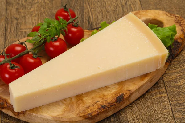 Triángulo italiano tradicional de queso parmesano — Foto de Stock