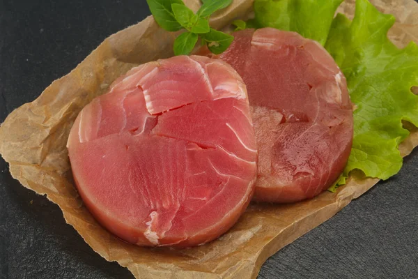 Raw tuna round steak for grill — Stock Photo, Image