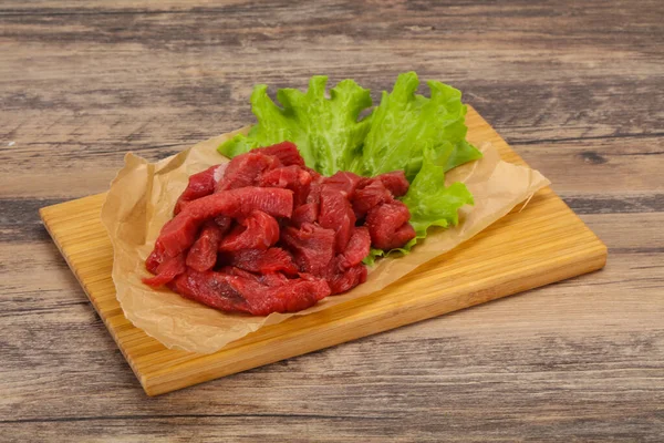 Viande de bœuf crue tranchée pour la cuisson — Photo