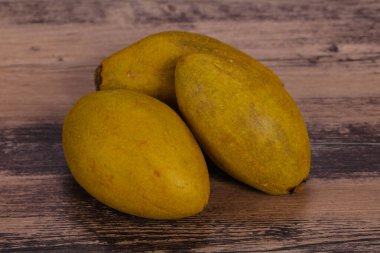 Egzotik tropikal meyve-tabakta Sapodilla