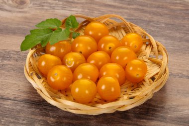 Olgun lezzetli sarı kiraz domates