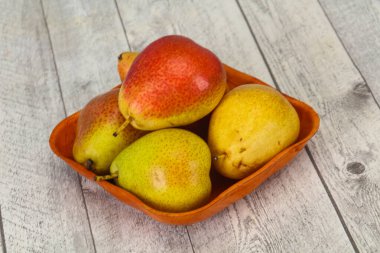 Ahşap sepet armut yığını