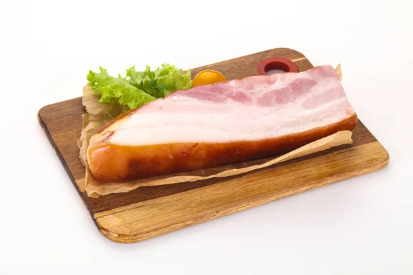 Peito de porco defumado com folhas de salada — Fotografia de Stock