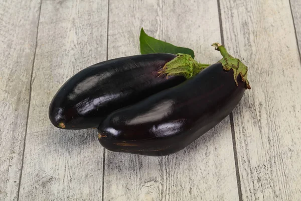 Aubergine mûre savoureuse sur fond en bois — Photo