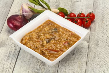 Sığır eti ile Kafkas kharcho çorbası