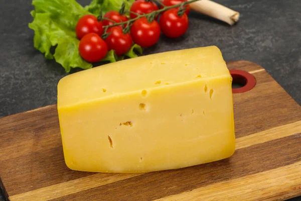 Harter gelber leckerer Käsestein — Stockfoto