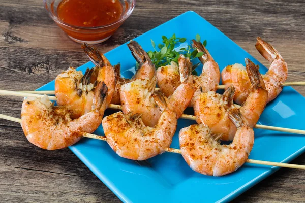 Brocheta de gambas a la parrilla con salsa —  Fotos de Stock