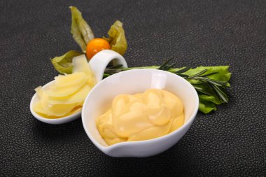 Kabın içinde peynir sos