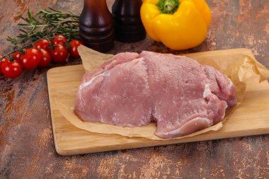 pişmemiş domuz eti