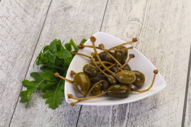 Kabın içinde turşu Capersberries