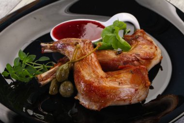 Kavrulmuş tavşan bacaklar