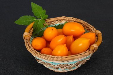 Ahşap kase sarı domates yığını