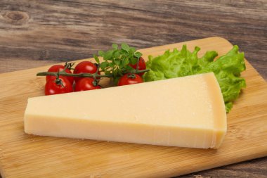 İtalyan geleneksel parmesan peynir üçgeni