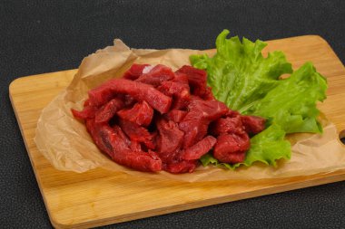 Pişirme için dilimlenmiş çiğ sığır eti