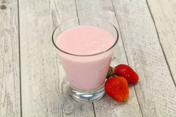 Yogur con fresa en el bol — Foto de Stock