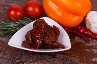 Zeytinyağlı kase kuru domates