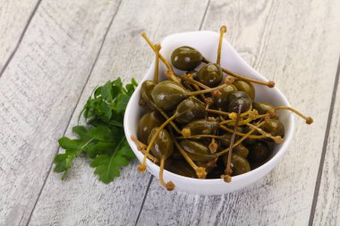 Kabın içinde turşu Capersberries