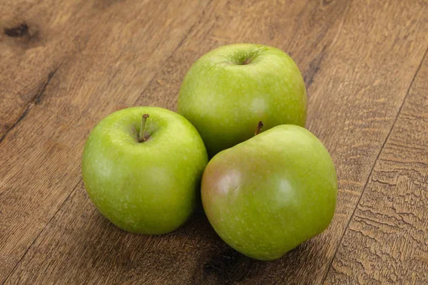 Grüner reifer Apfel — Stockfoto