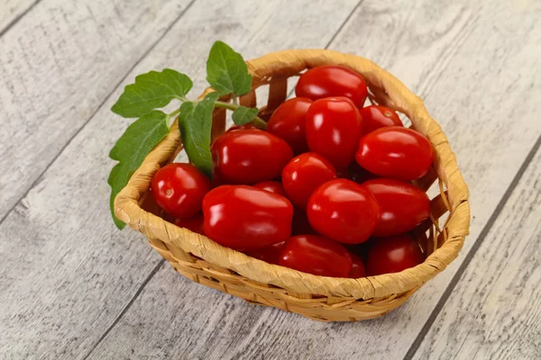 Красные помидоры черри в миске — стоковое фото