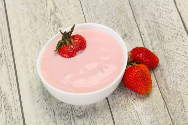Yogur con fresa en el bol —  Fotos de Stock