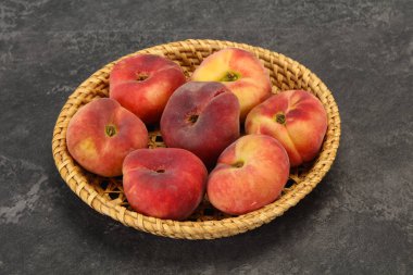 Tatlı olgun lezzetli düz şeftali