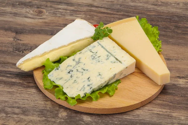 Mistura de triângulo de queijo - gorgonzola, brie, parmesão — Fotografia de Stock