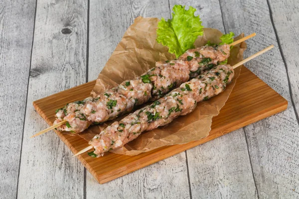 Rauwe gehakt varkens spiesje kebab voor Grill — Stockfoto