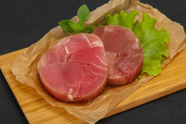 Filete redondo de atún crudo para asar —  Fotos de Stock