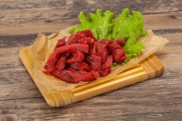 Carne crua de bovino cortada para cozinhar — Fotografia de Stock