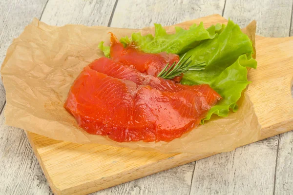 Filetto di salmone affettato servito rosmarino — Foto Stock