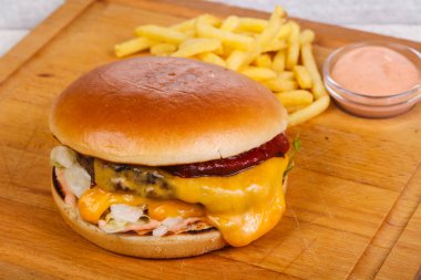 Burger ile sığır eti, peynir ve buzdağı salatası