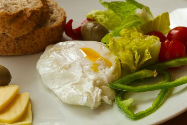 Ekmek ve peynir ile Benedict yumurta