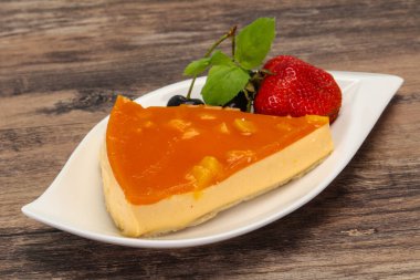 Kayısılı cheesecake çilek servis