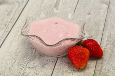Kasede çilekli yoğurt