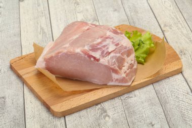 Pişirmek için çiğ domuz eti.